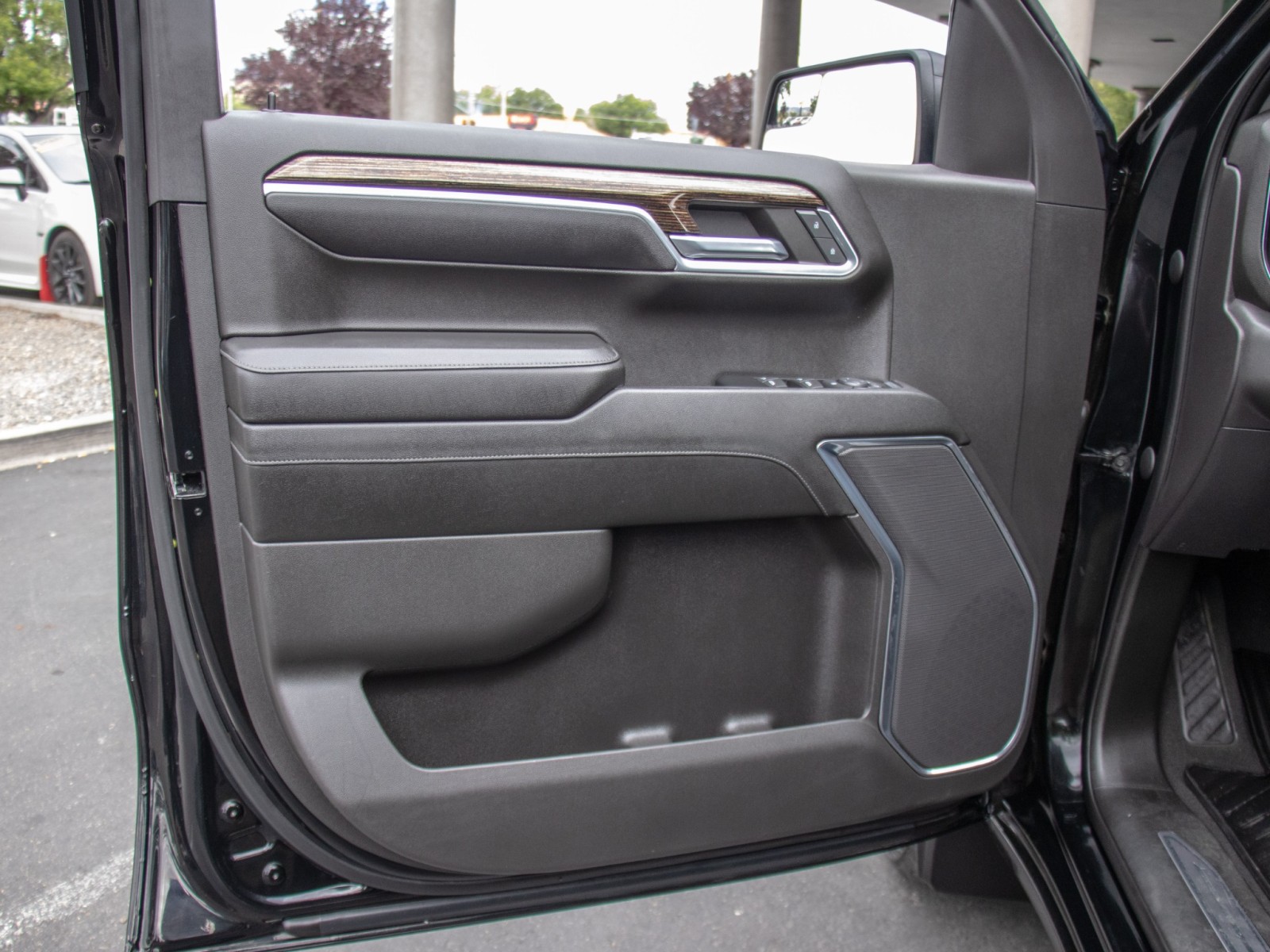 Vehicle image 14 of 24