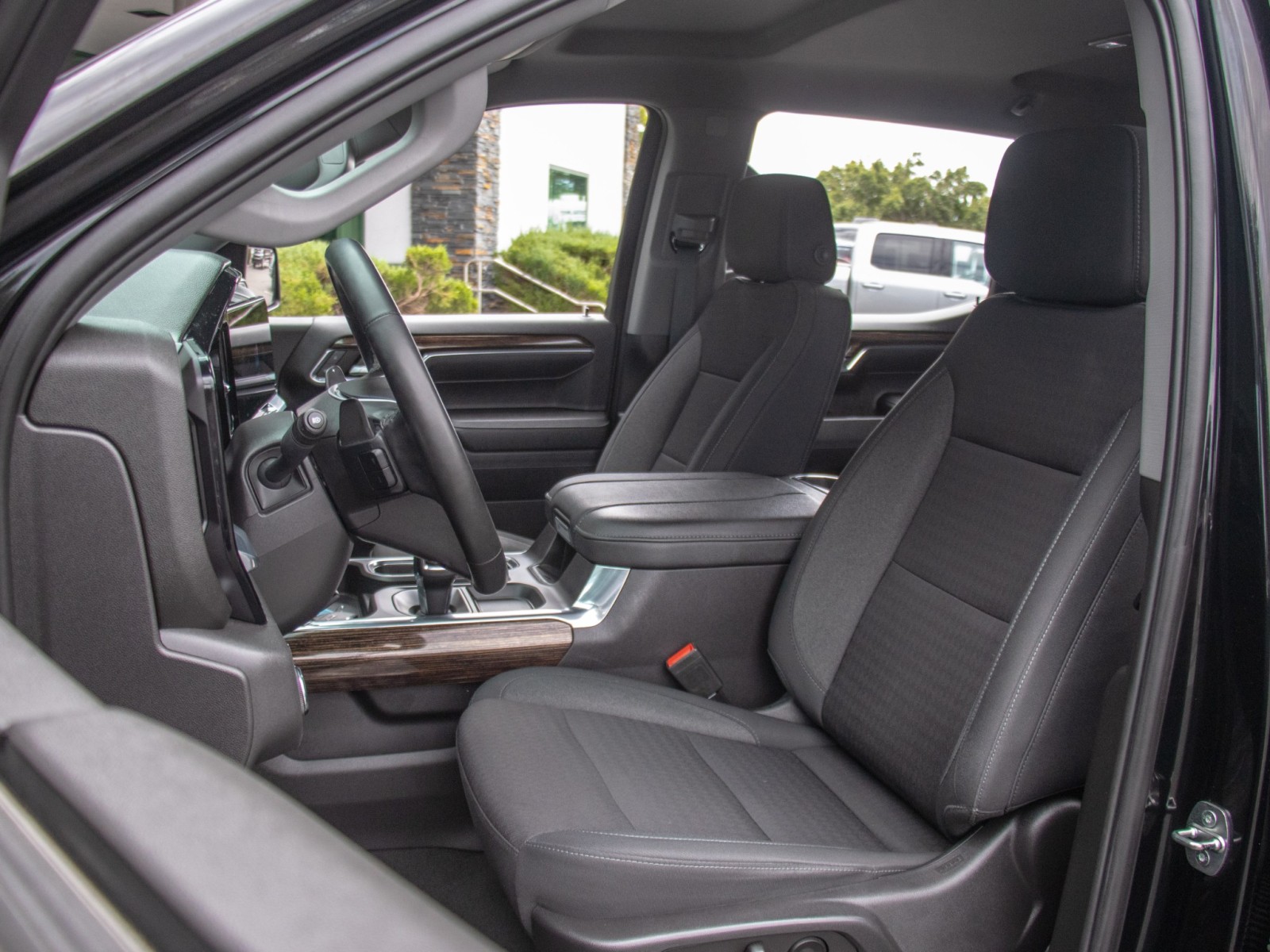 Vehicle image 11 of 24