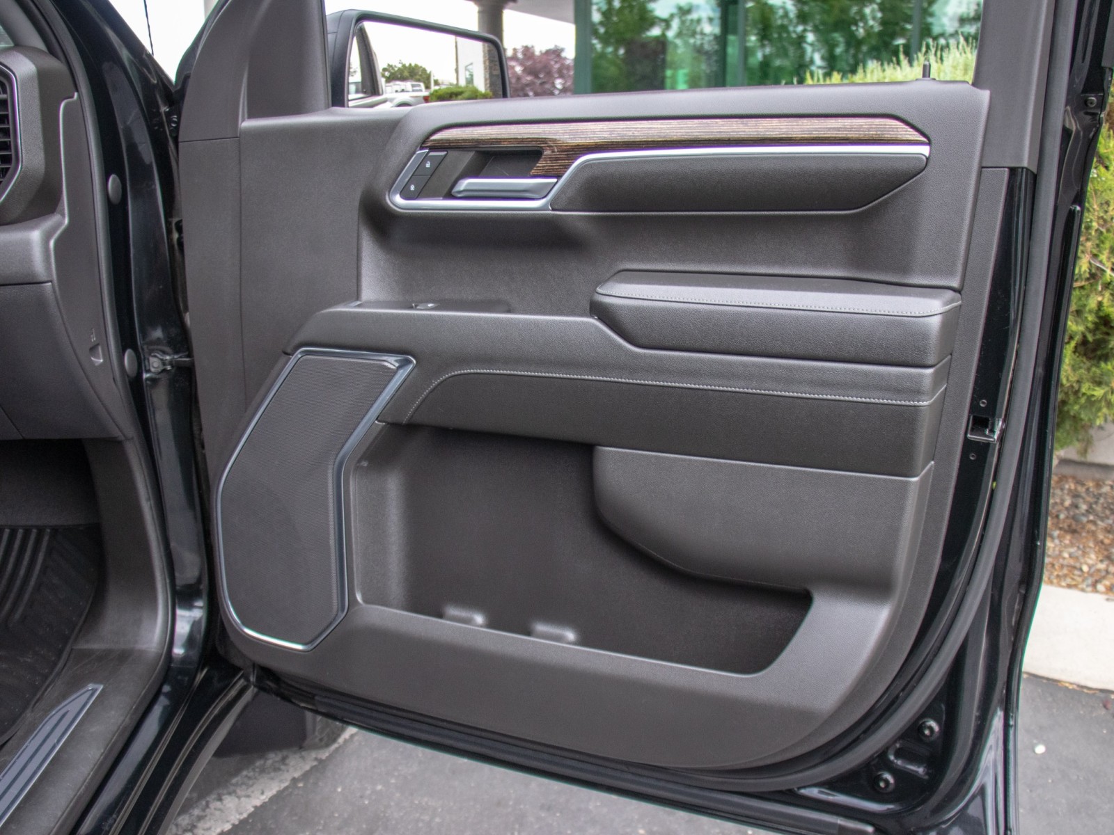 Vehicle image 13 of 24