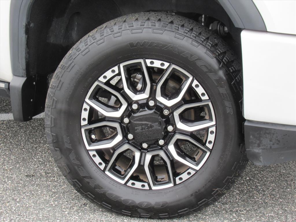 2023 GMC Sierra 2500HD Denali Image 8 of 39