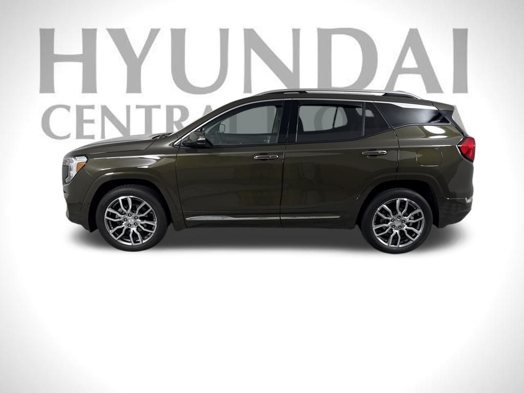 2023 GMC Terrain Denali Image 8 of 18