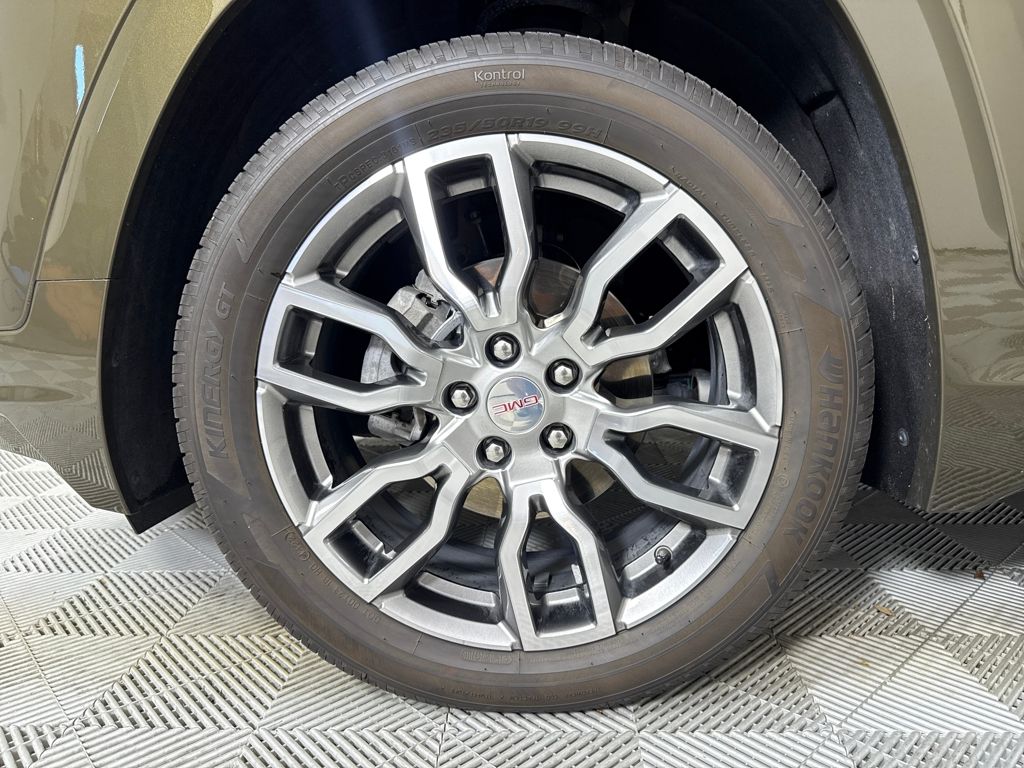 2023 GMC Terrain Denali Image 9 of 18