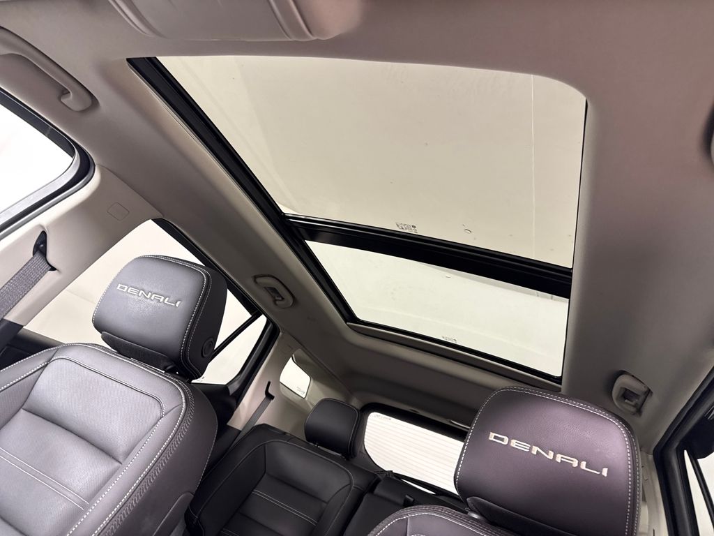 2023 GMC Terrain Denali Image 12 of 18