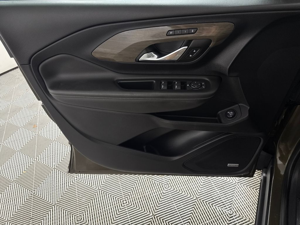 2023 GMC Terrain Denali Image 17 of 18