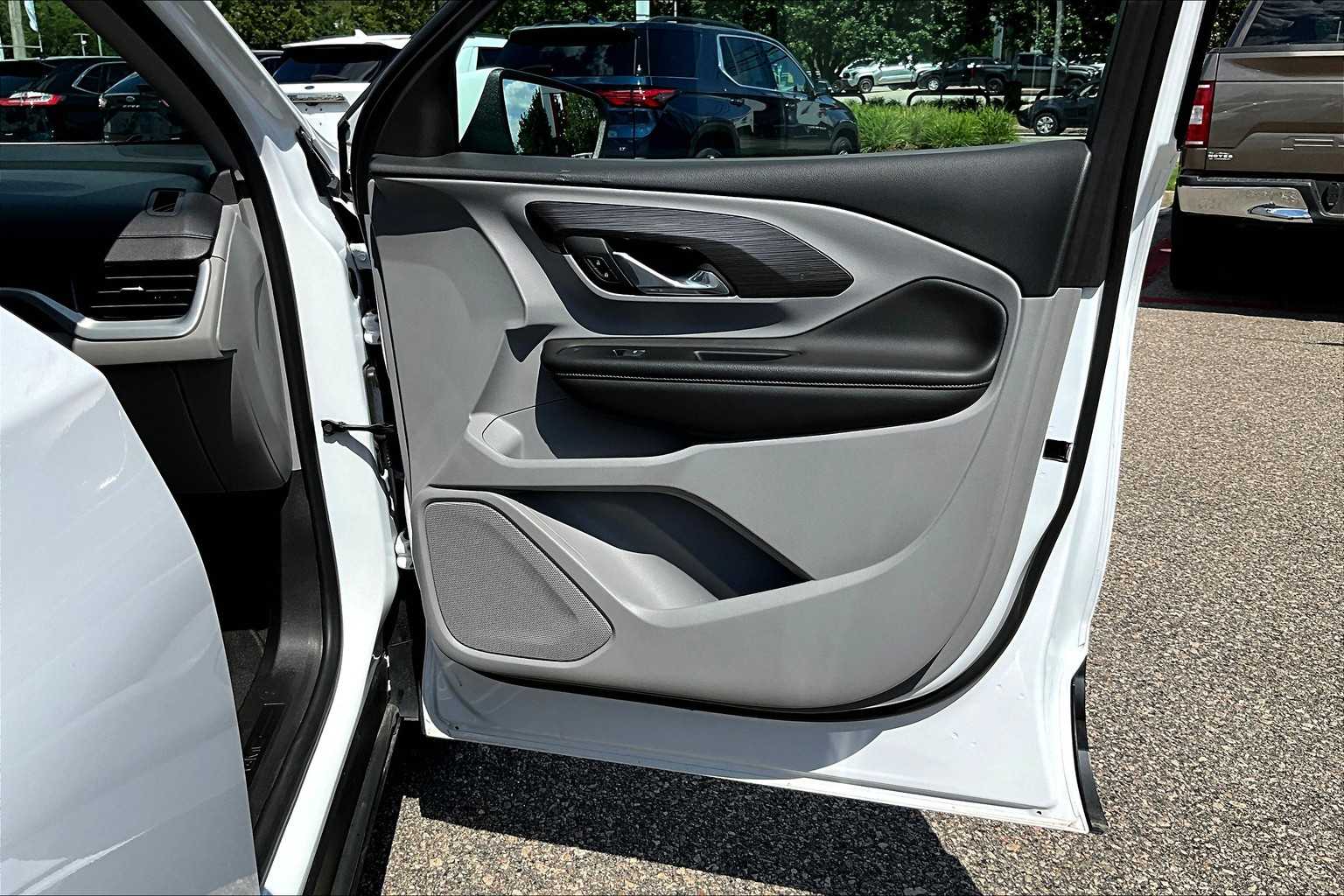 Vehicle image 32 of 34