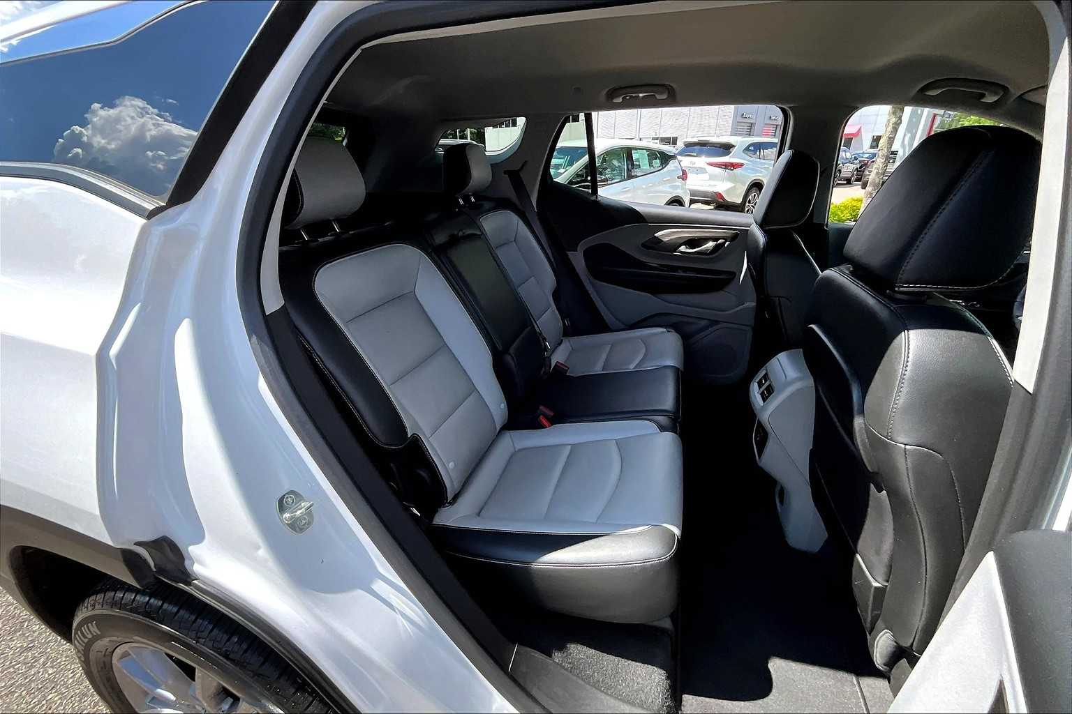 Vehicle image 10 of 34