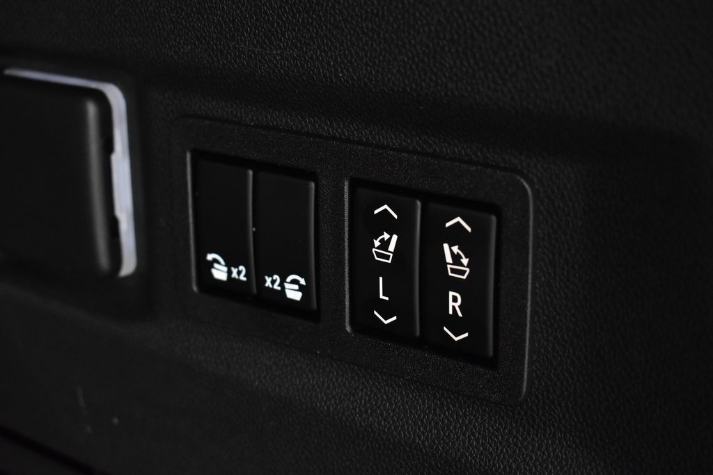 Vehicle image 29 of 40