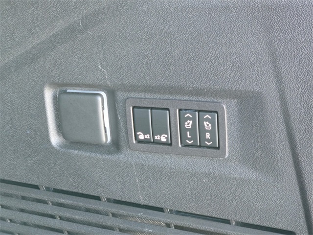 Vehicle image 30 of 33