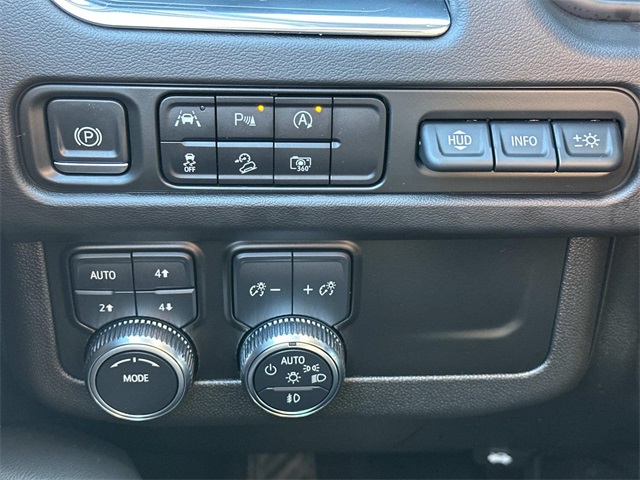 Vehicle image 25 of 28