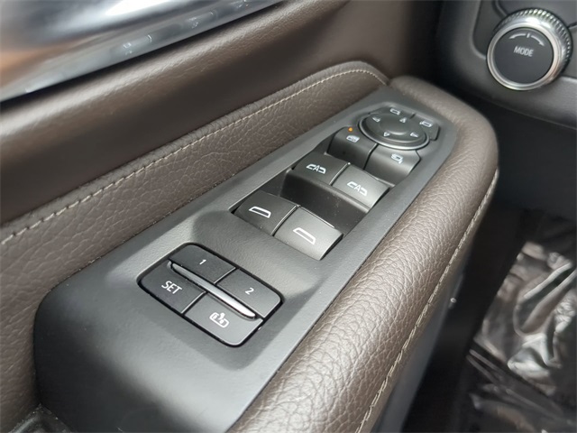 2023 GMC Yukon Denali Image 27 of 35