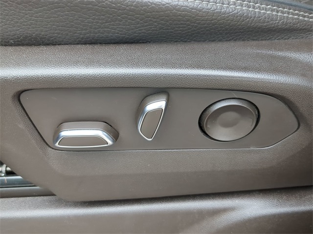 2023 GMC Yukon Denali Image 22 of 35