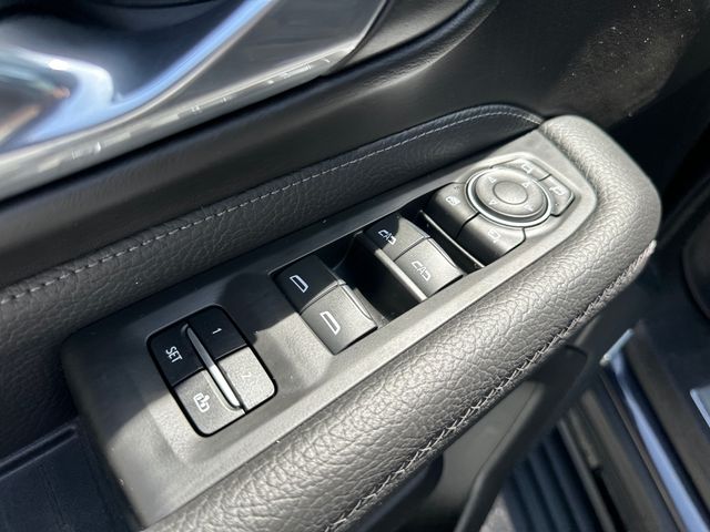 Vehicle image 22 of 34