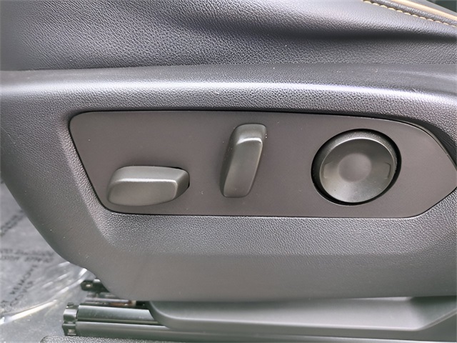 Vehicle image 26 of 43