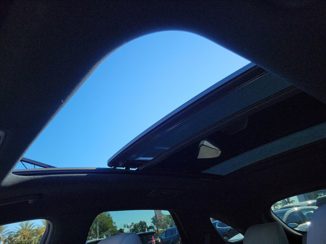 Vehicle image 15 of 21