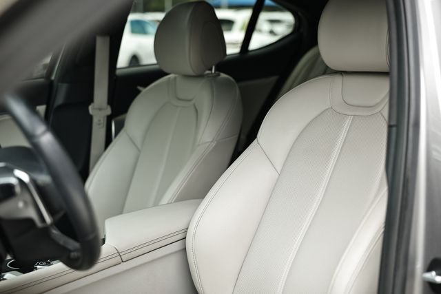2023 Genesis G70 2.0T Image 10 of 41
