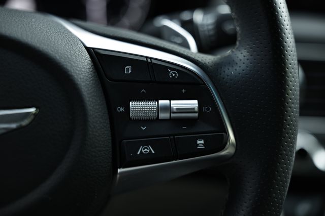 2023 Genesis G70 2.0T Image 31 of 41
