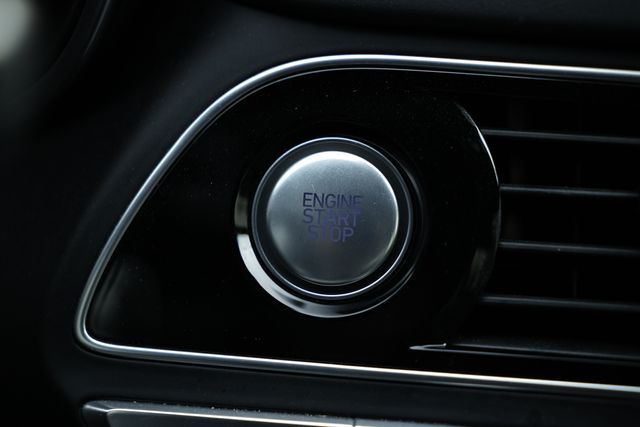 2023 Genesis G70 2.0T Image 28 of 41