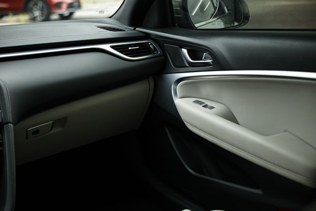 2023 Genesis G70 2.0T Image 15 of 41