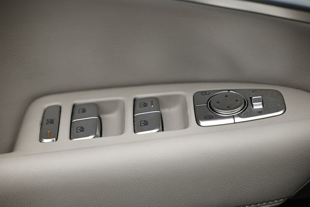 2023 Genesis G70 2.0T Image 36 of 41