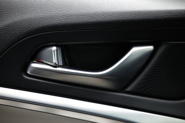 2023 Genesis G70 2.0T Image 26 of 41