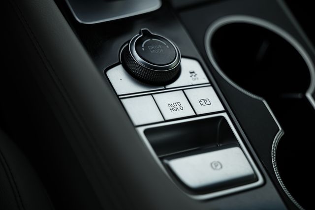 2023 Genesis G70 2.0T Image 33 of 41
