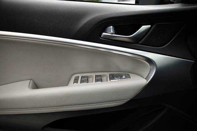 2023 Genesis G70 2.0T Image 23 of 41