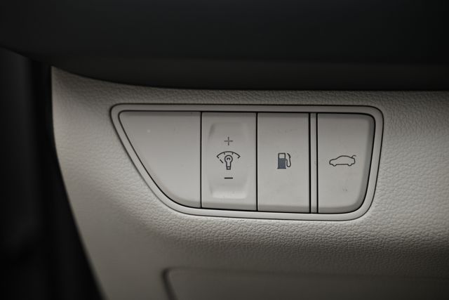 2023 Genesis G70 2.0T Image 27 of 41