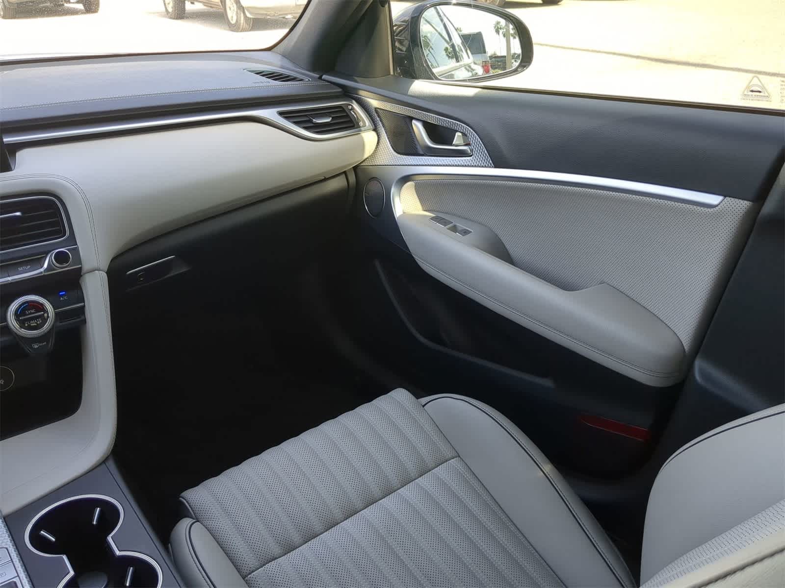 Vehicle image 13 of 27