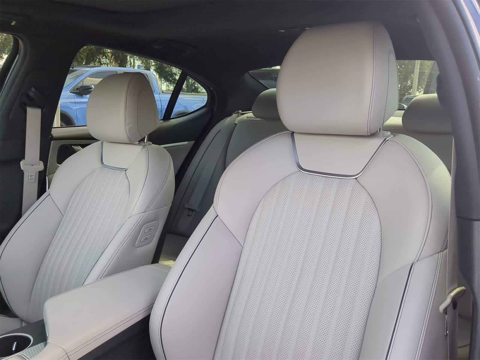 Vehicle image 10 of 27