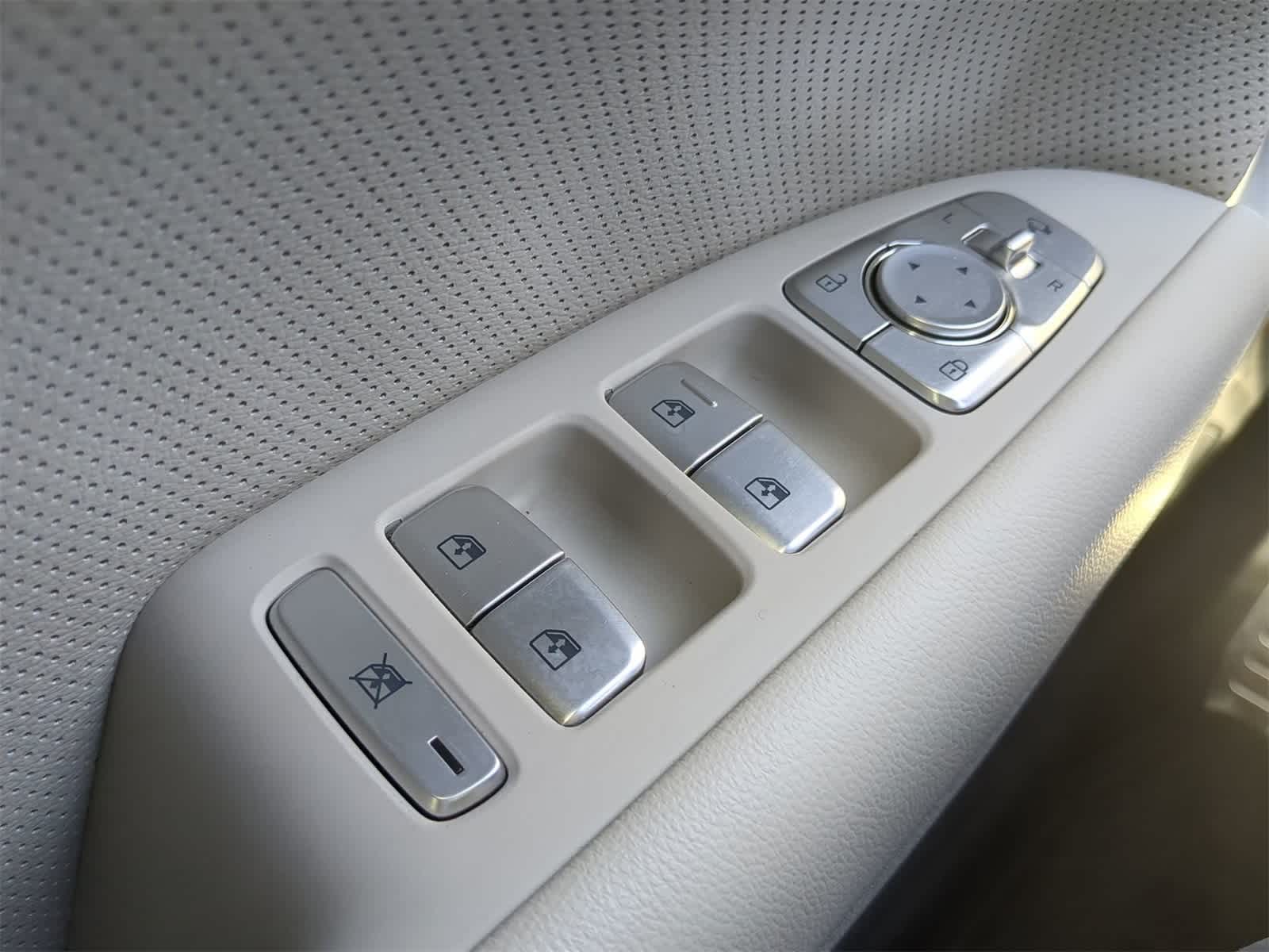 Vehicle image 21 of 27