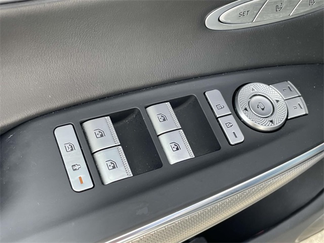 2023 Genesis GV70 2.5T Image 31 of 40