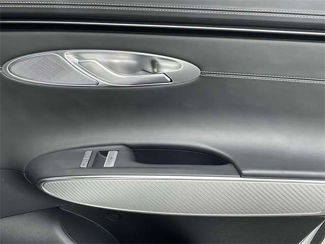 2023 Genesis GV70 2.5T Image 23 of 40