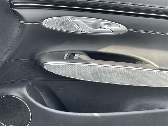 2023 Genesis GV70 2.5T Image 24 of 40