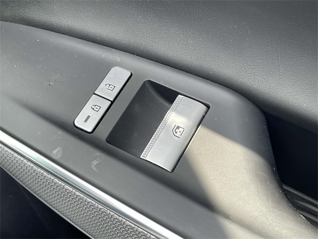 2023 Genesis GV70 2.5T Image 30 of 40