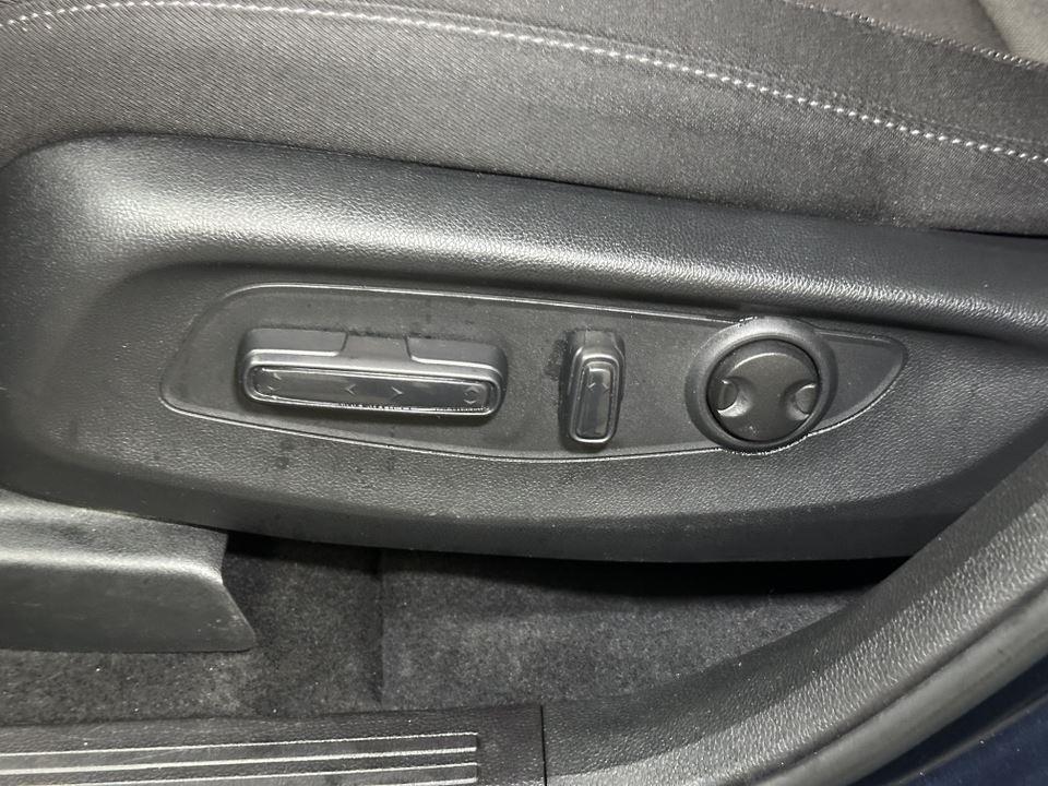 Vehicle image 23 of 40