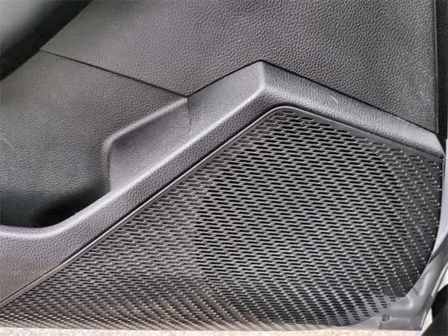 Vehicle image 31 of 36