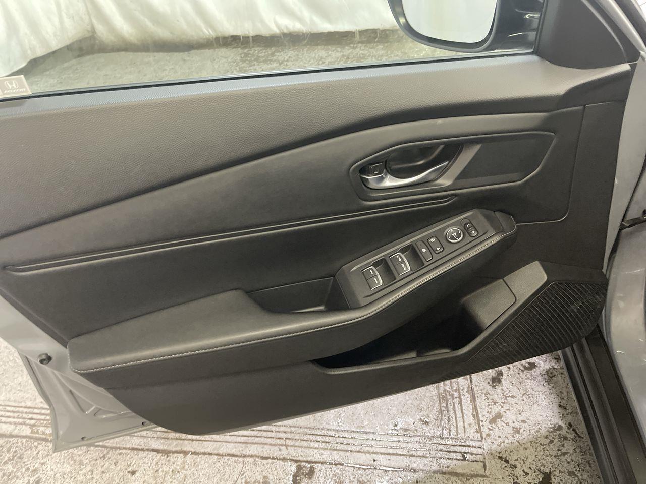 Vehicle image 13 of 25