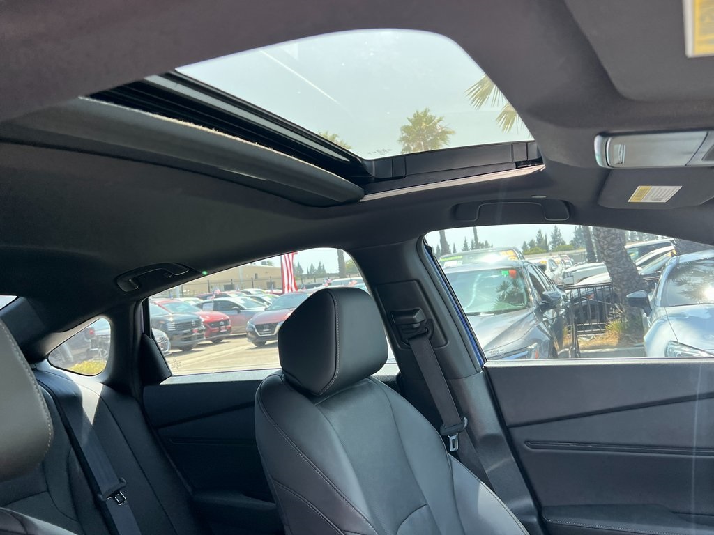 Vehicle image 12 of 28