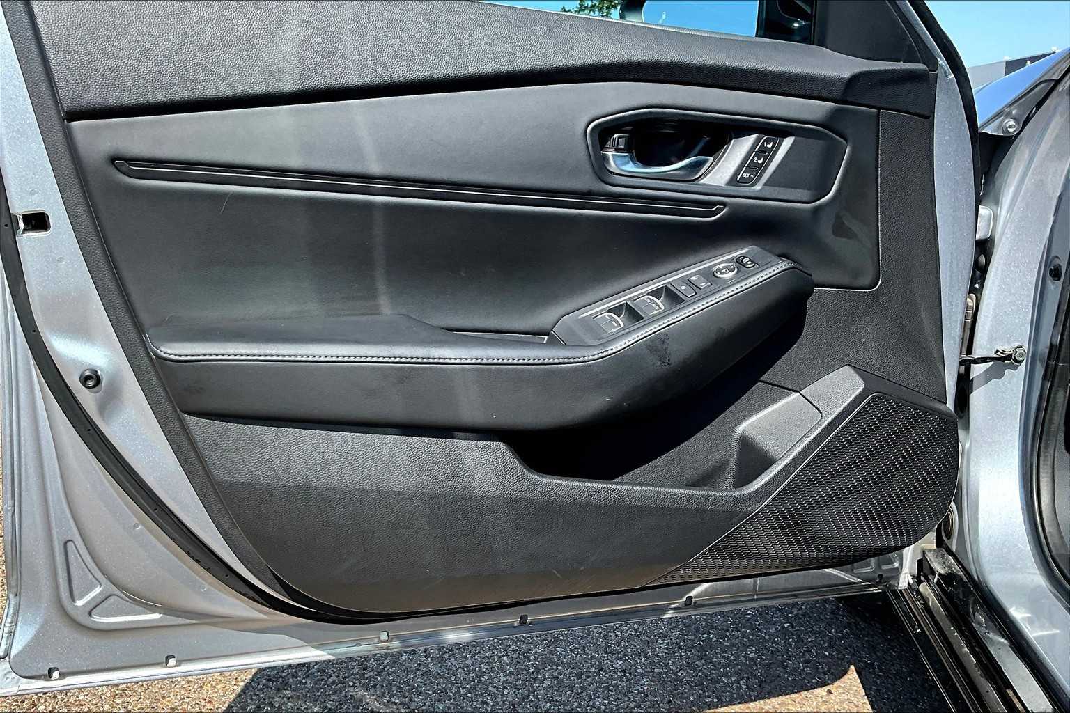 Vehicle image 23 of 34