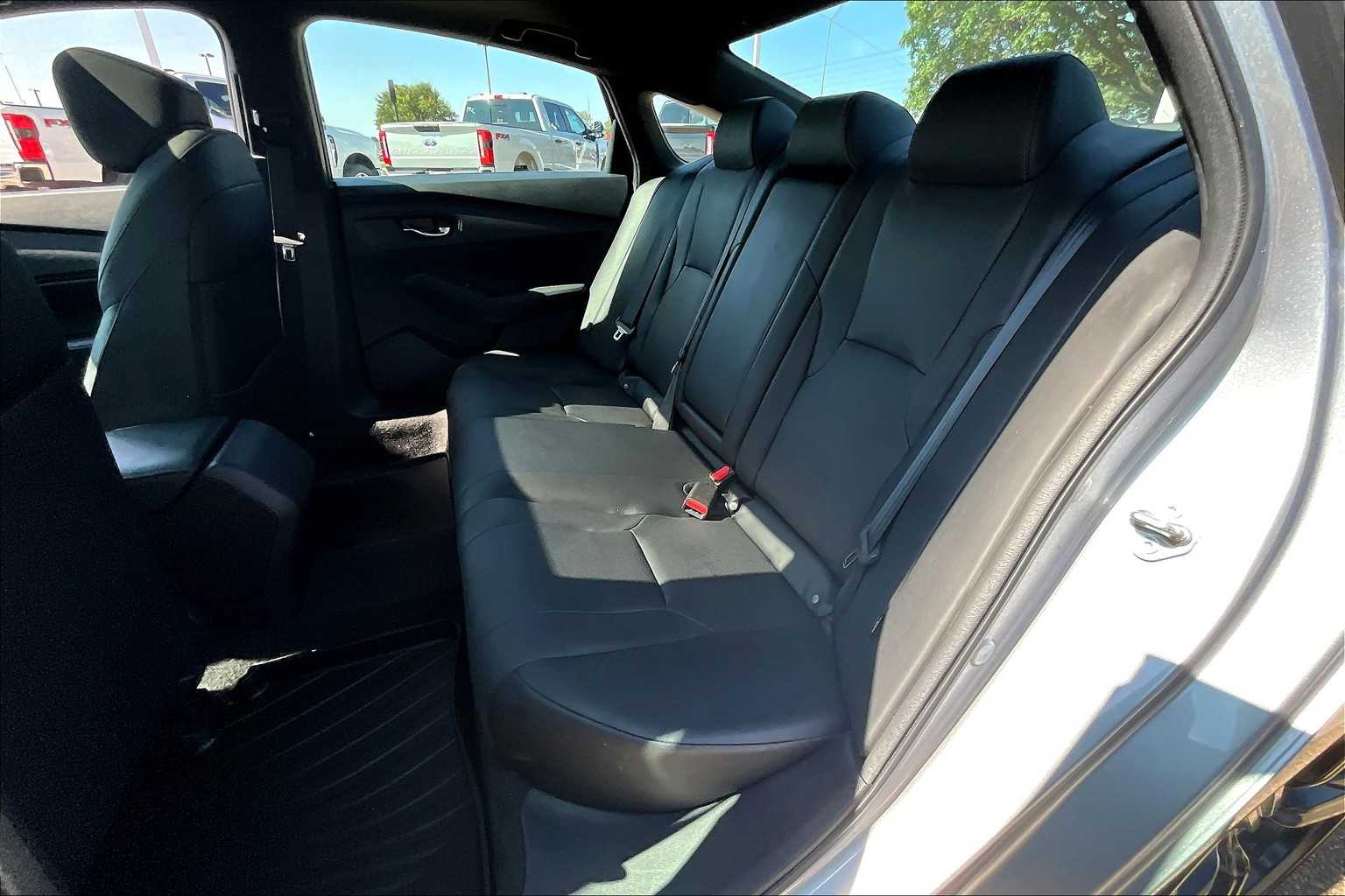 Vehicle image 11 of 34