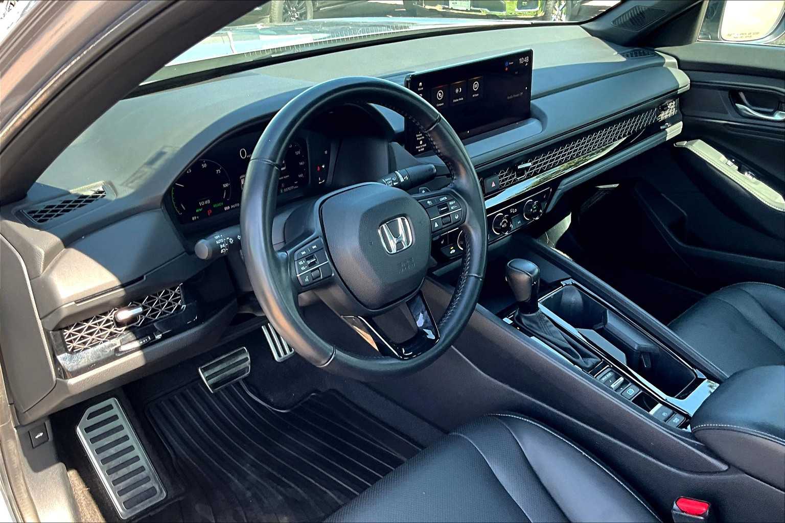 Vehicle image 17 of 34