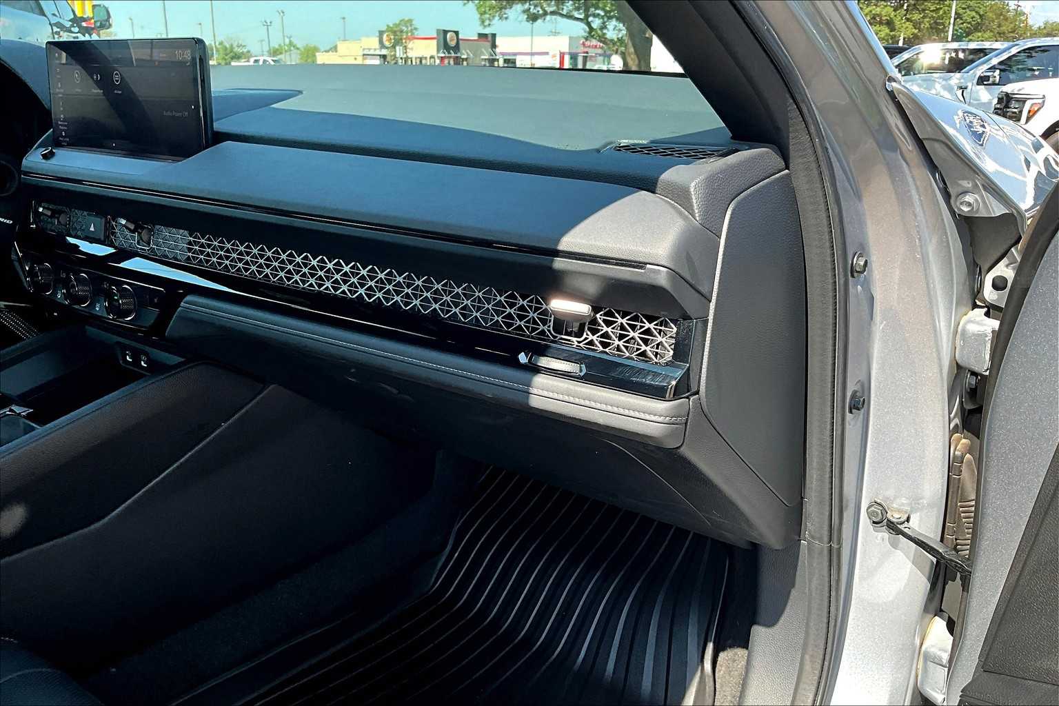 Vehicle image 15 of 34