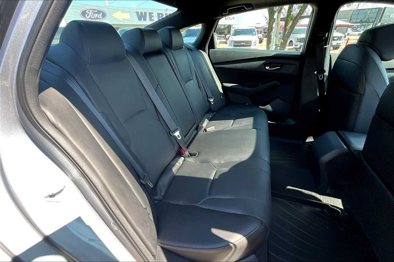 Vehicle image 10 of 34