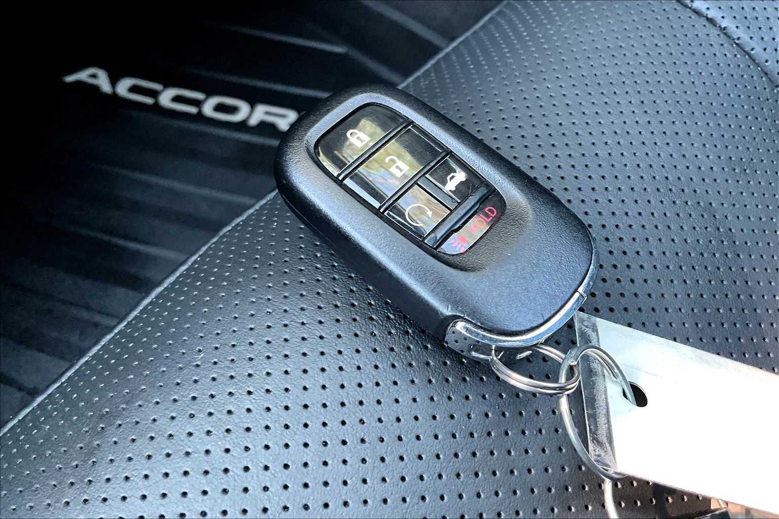 Vehicle image 25 of 34