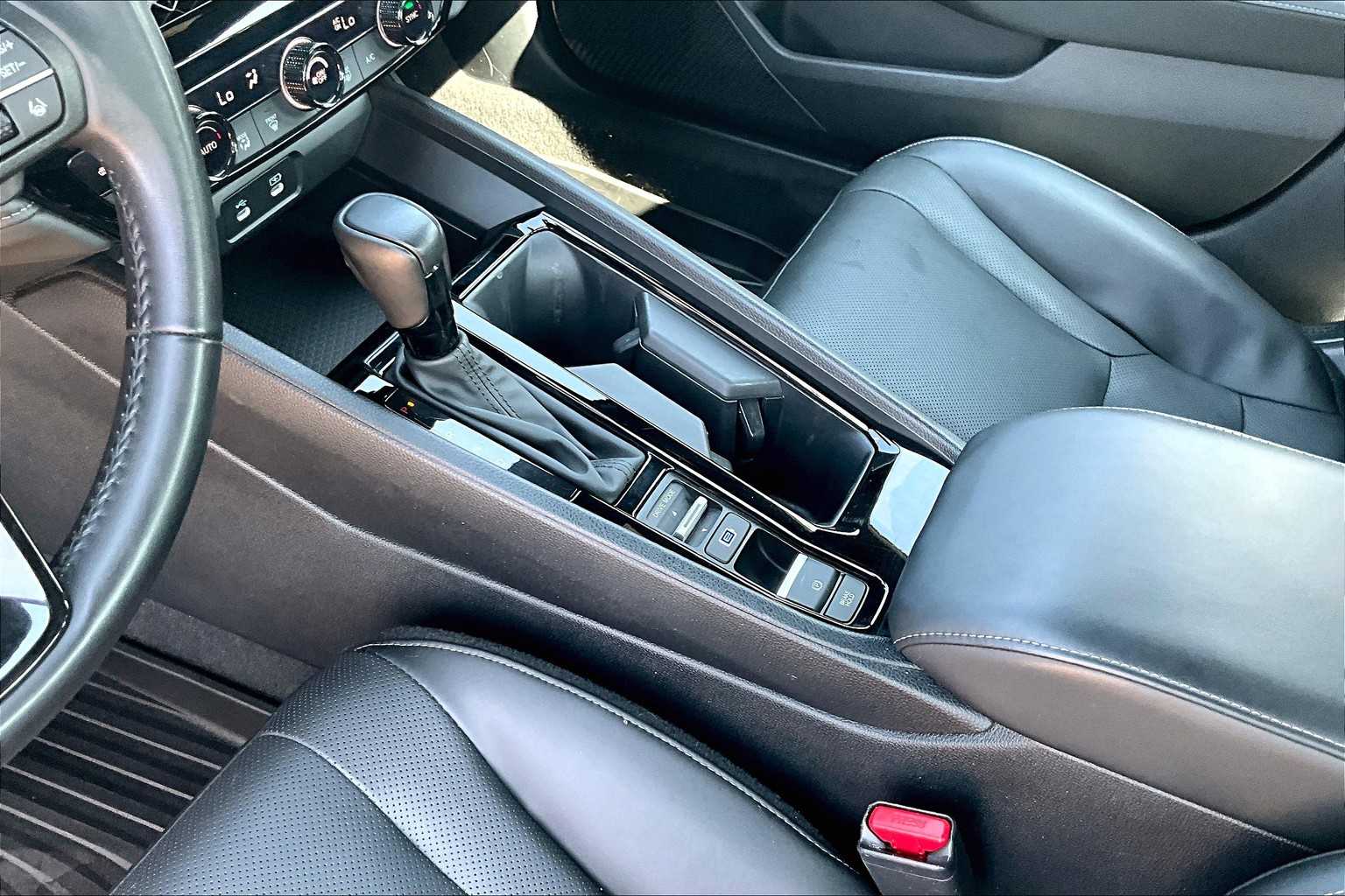 Vehicle image 22 of 34