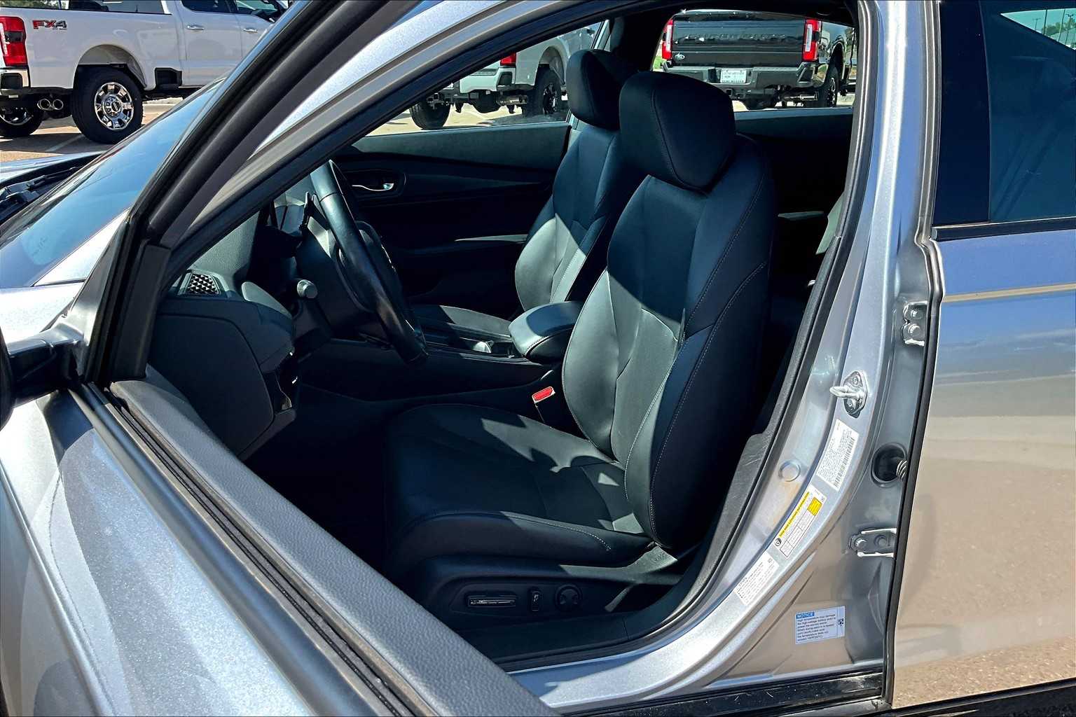 Vehicle image 13 of 34