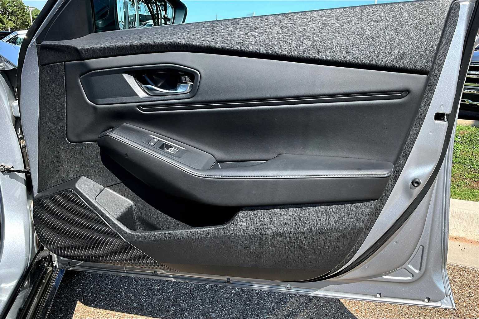 Vehicle image 24 of 34