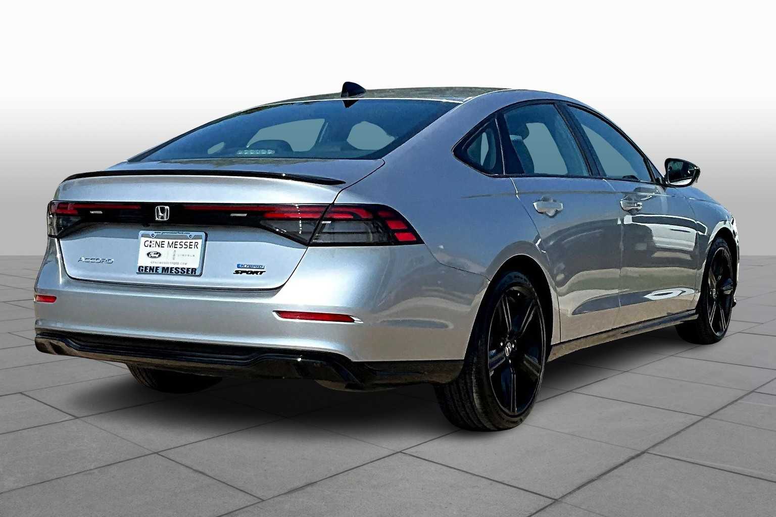 Vehicle image 4 of 34