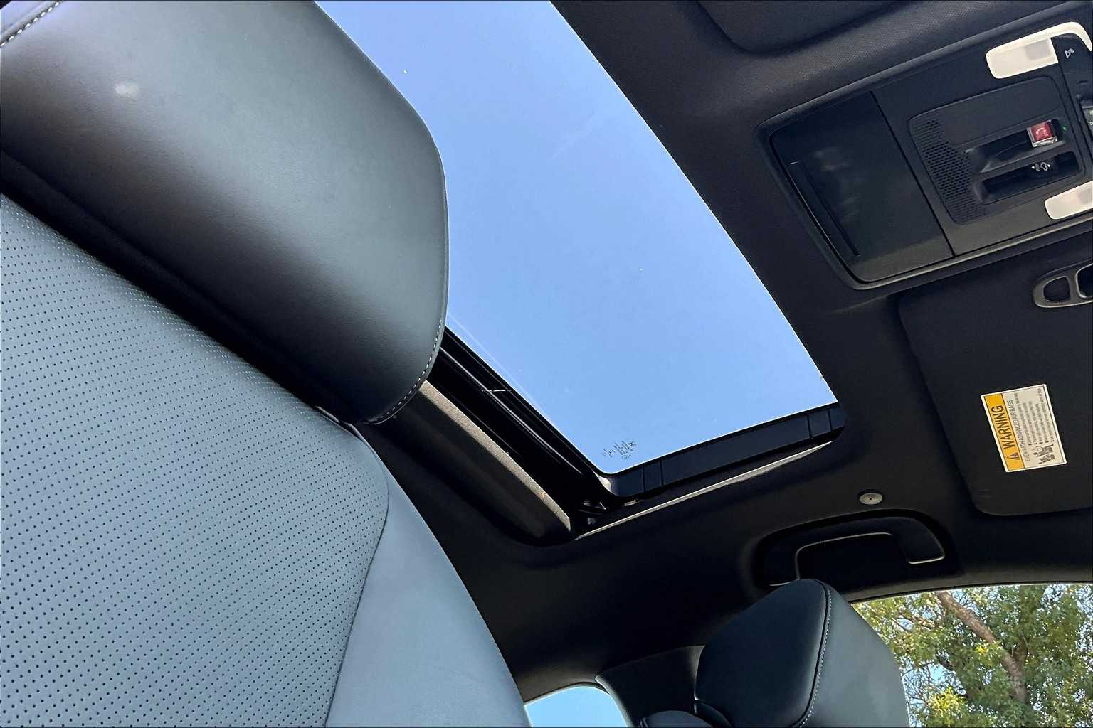 Vehicle image 14 of 34