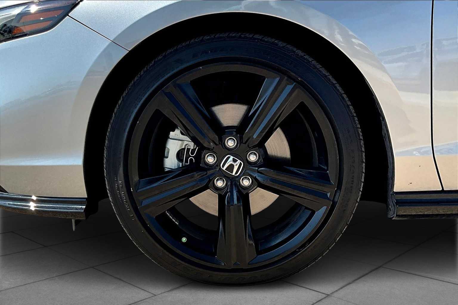 Vehicle image 9 of 34